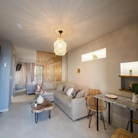 Theros アパートホテル Dhiminión