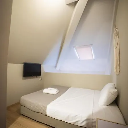 Theros アパートホテル