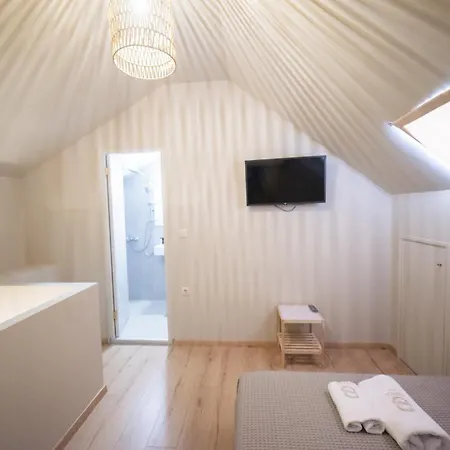 Theros Aparthotel Dhiminio