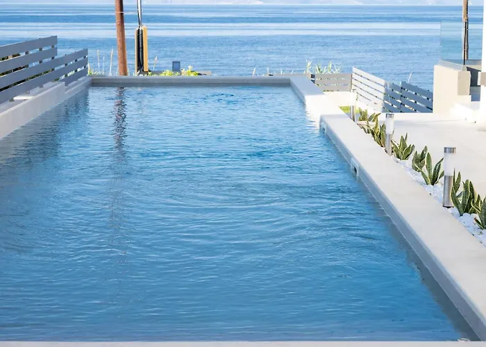 Theros Aparthotel Dhiminio