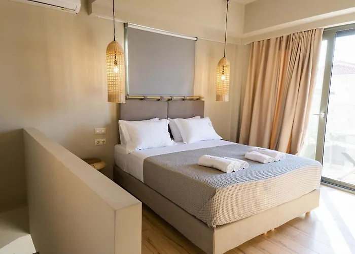 Theros Aparthotel Dhiminio